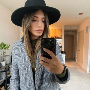 Meet your Posher, Ariana